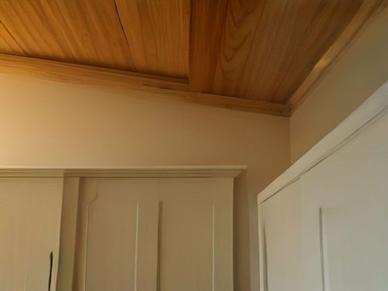 Dust-free upper cabinet surface in a warm home kitchen