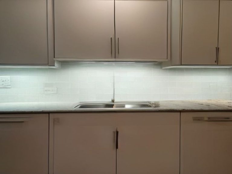 A sparkling kitchen backsplash completely free of oil splatters and haze.