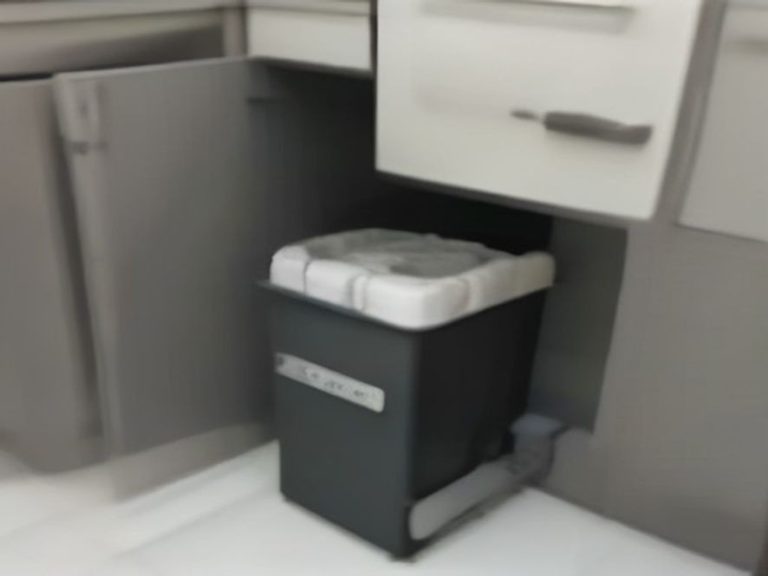 Expandable U-shaped shelving unit fitted around drain pipes under the sink