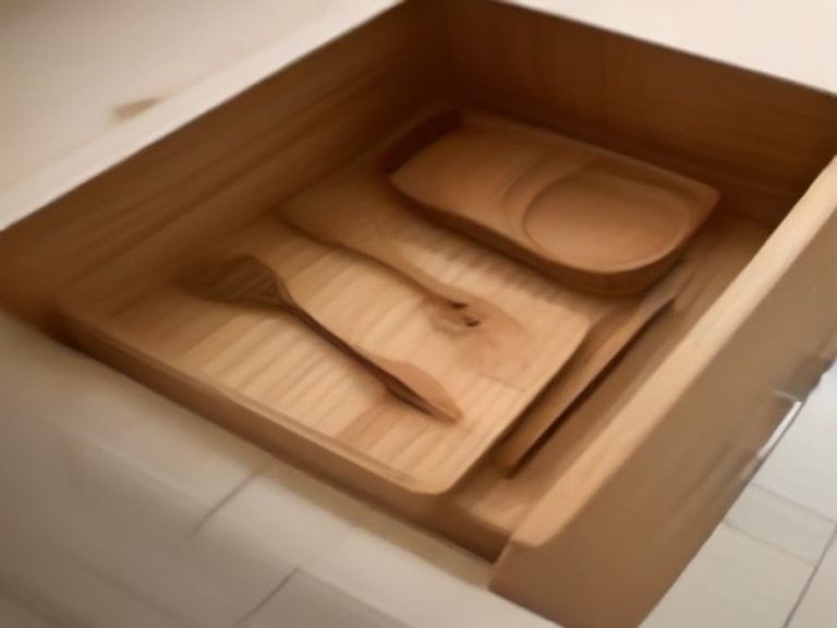 Diagonal divider layout maximizing diagonal length in a small kitchen drawer