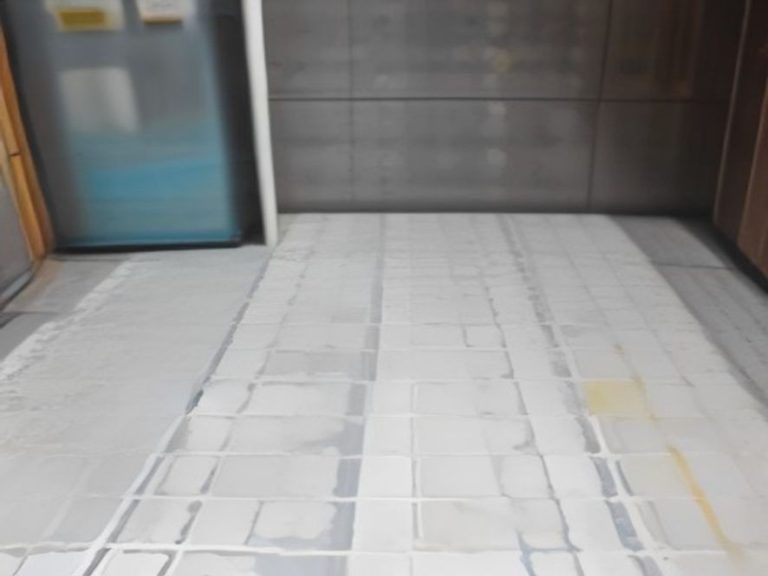 Removing heavy grease from kitchen backsplash tiles